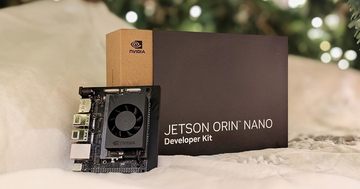 Комплект разработчика NVIDIA Jetson Orin Nano: плата с вентилятором стоит перед коробкой