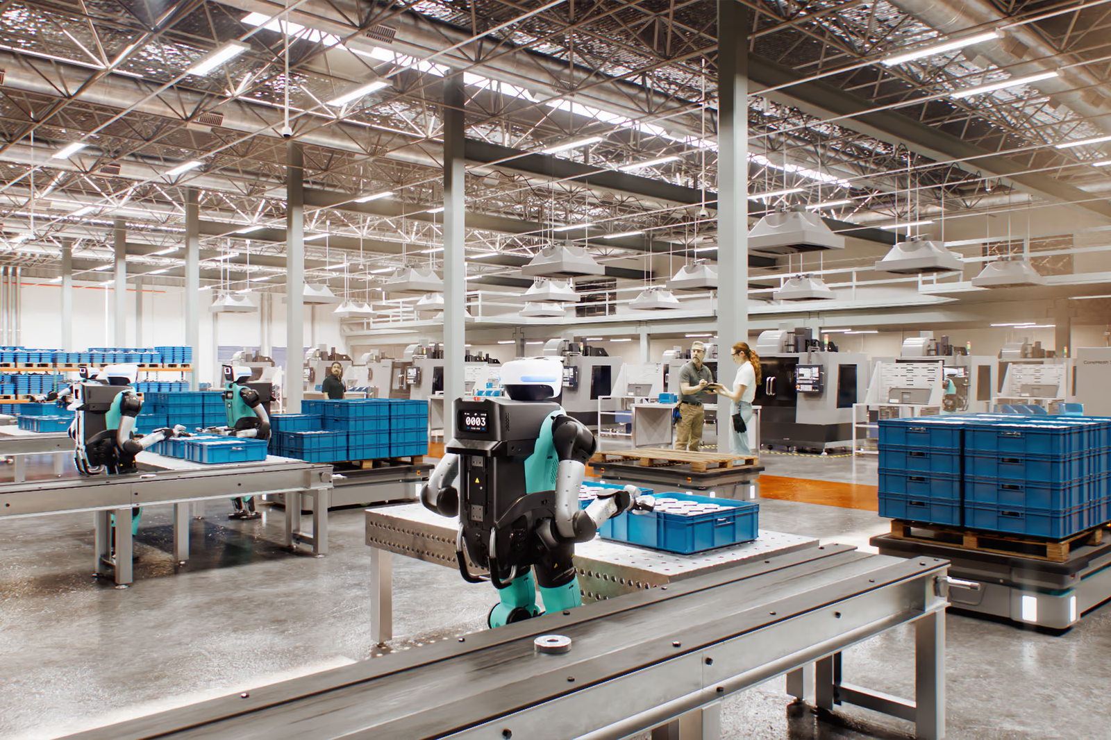 Роботы Agility Robotics Digit 5 на линии в цехе, на заднем плане люди