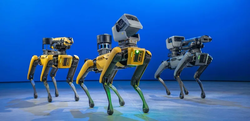 Роботы Boston Dynamics Spot с разными модулями полезной нагрузки