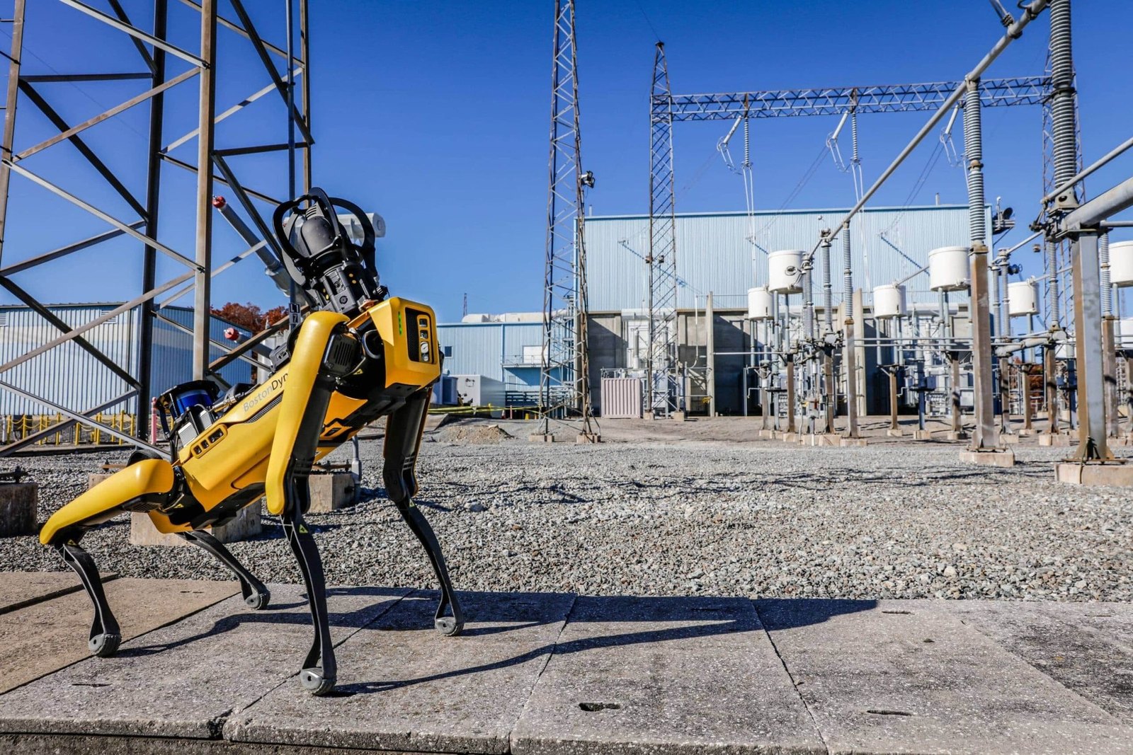 Робот-собака Boston Dynamics Spot — общий вид на подстанции