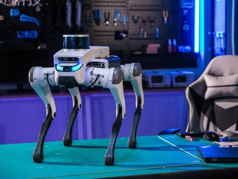 DEEP Robotics Lite3 с лидаром стоит на рабочем столе