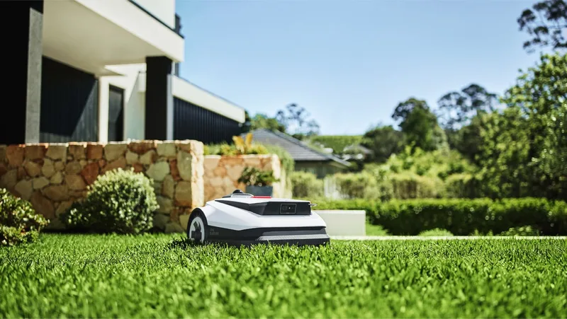 ECOVACS GOAT A2000 LiDAR PRO на газоне у дома