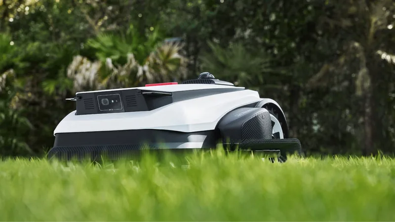 ECOVACS GOAT A2000 LiDAR PRO в высокой траве