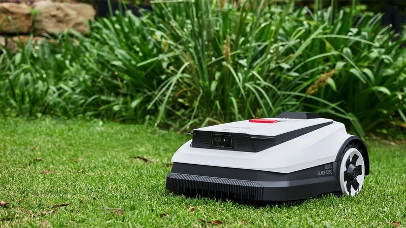 ECOVACS GOAT A2500 RTK на газоне — вид спереди