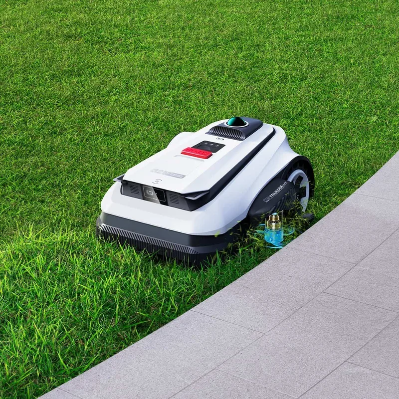 ECOVACS GOAT A3000 LiDAR PRO косит газон вдоль дорожки
