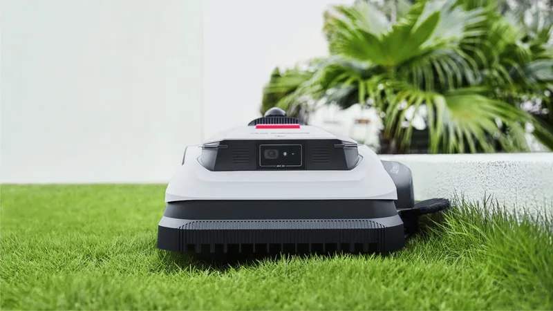ECOVACS GOAT A3000 LiDAR PRO на газоне у стены