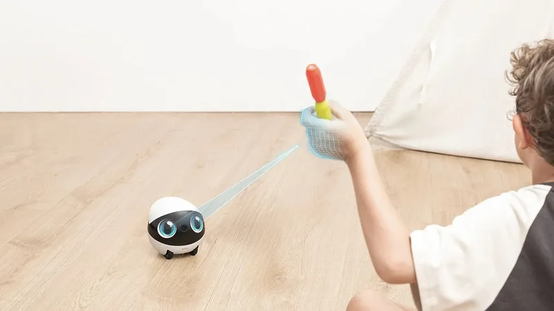 Enabot EBO Air 2S играет с ребёнком на полу