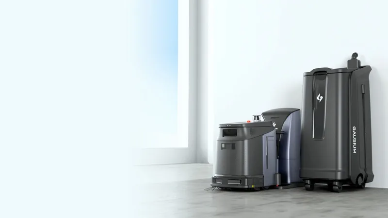 Робот Gausium Phantas рядом с рабочей станцией