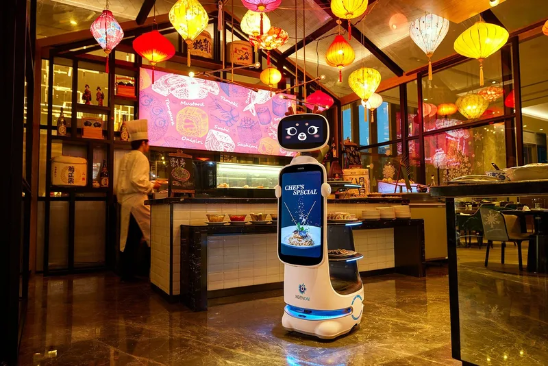 Робот Keenon T10 в зале ресторана