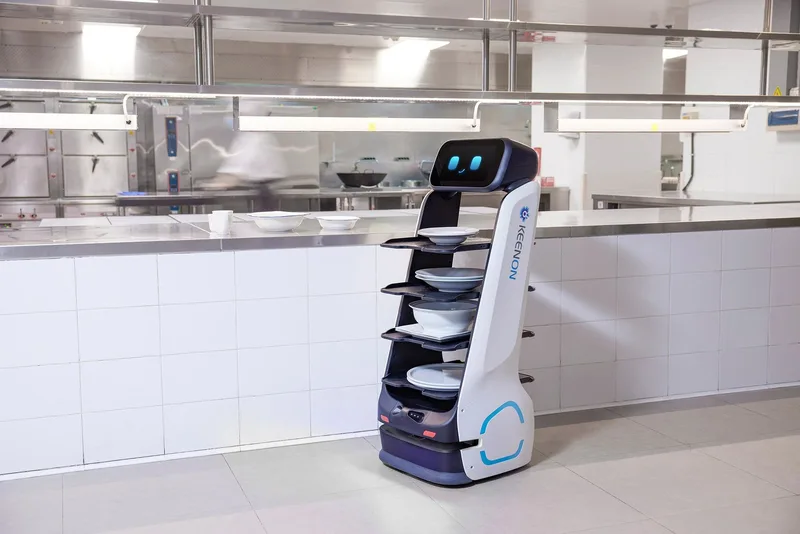 Робот Keenon T9 с посудой на кухне ресторана