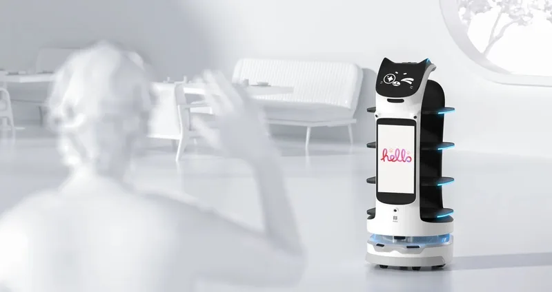 Робот-официант Pudu BellaBot Pro в зале ресторана