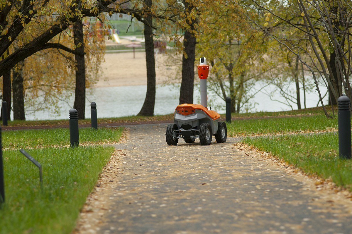Робот-патрульный SMP Robotics S5.2 на парковой дорожке