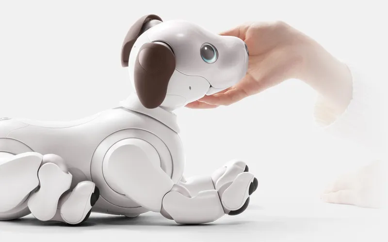Sony aibo ERS-1000 тянется к руке человека
