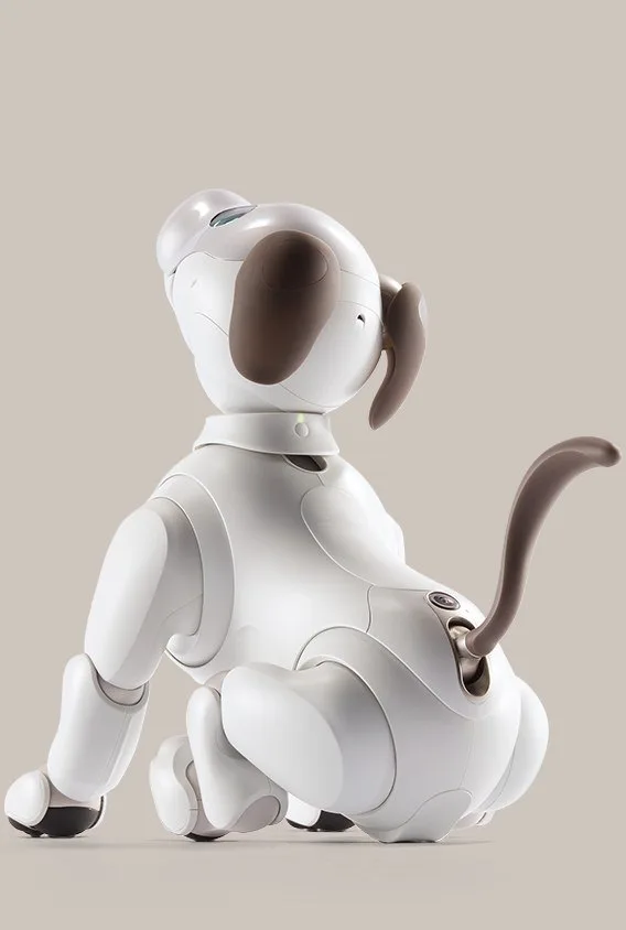 Робот-собака Sony aibo ERS-1000 сидит, вид сзади